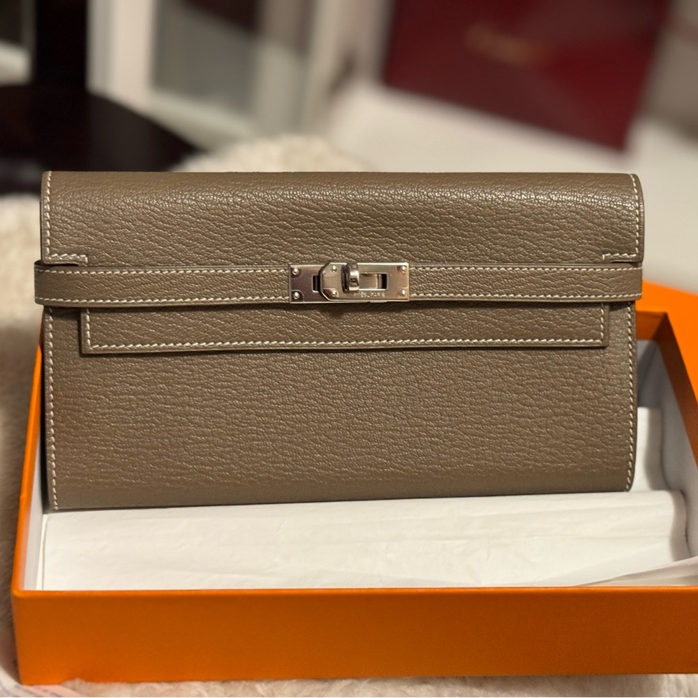 Epsom Kelly Longue Wallet Etoupe. 100 💯 authentic.